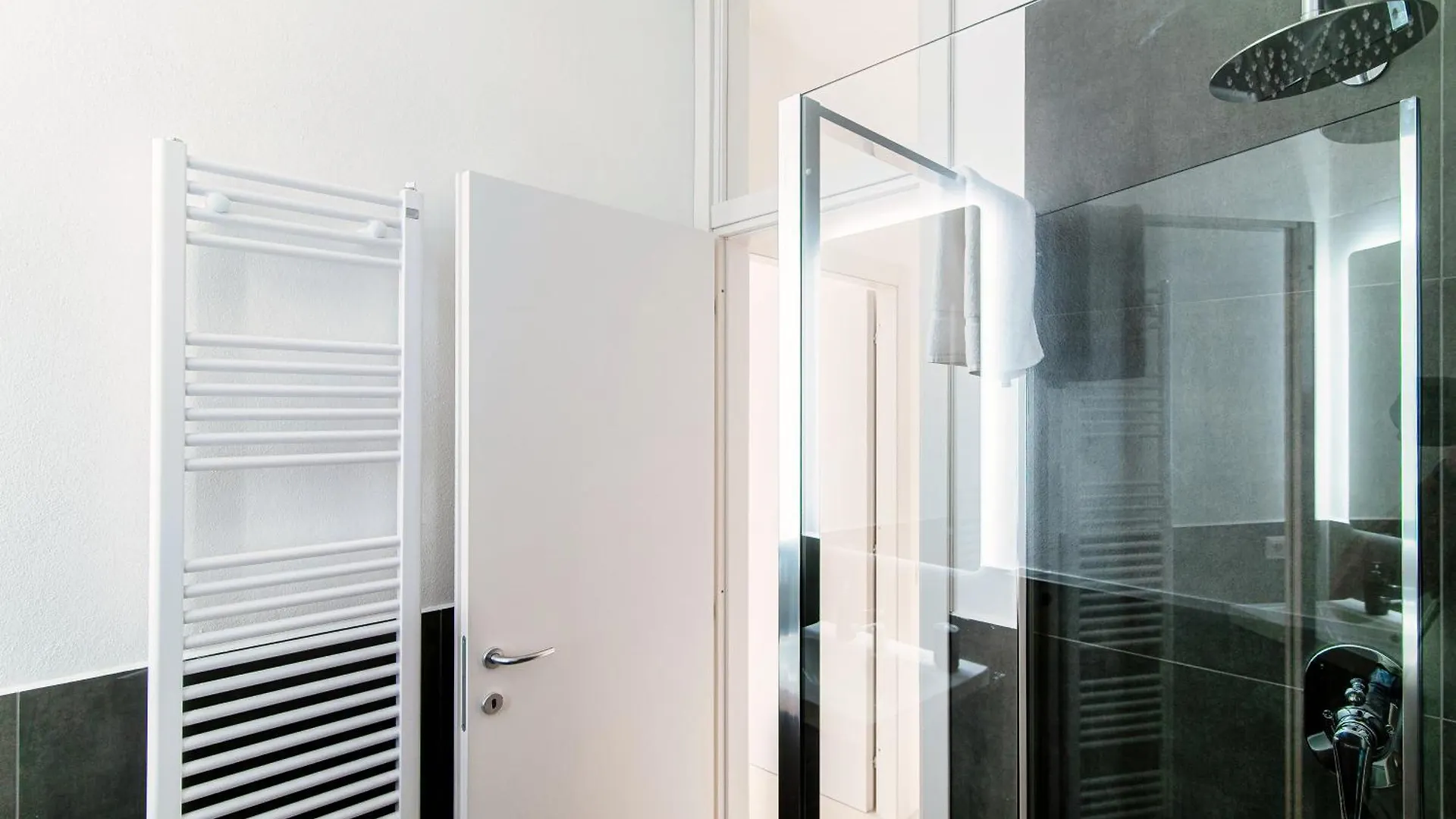 Giuliny Lovely Flat - The House Of Travelers Como Apartment